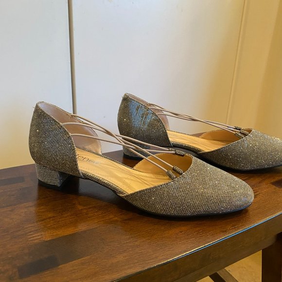 J. Renee Charolette Pump in Pewter Glitter Fabric, Size 8 Narrow. - Picture 4 of 5